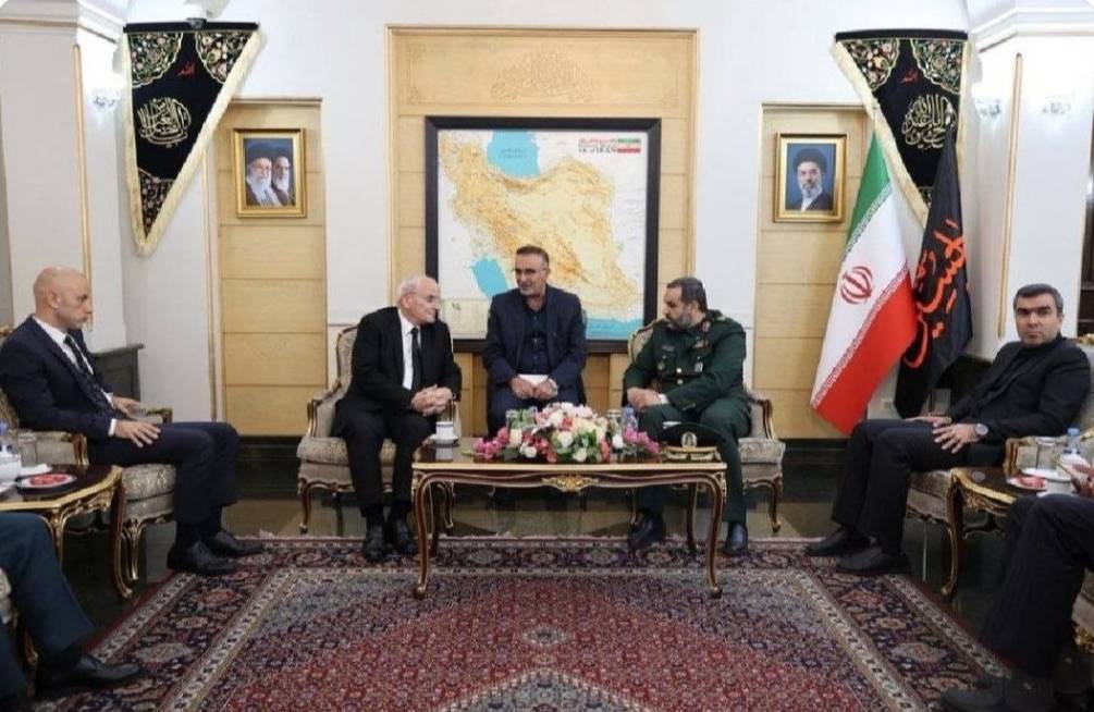 حضور همزمان ۲ دشمن نظامی از یک کشور، در مراسم تشییع رهبر شهید در تهران / تبریک به درایت وزارت خارجه