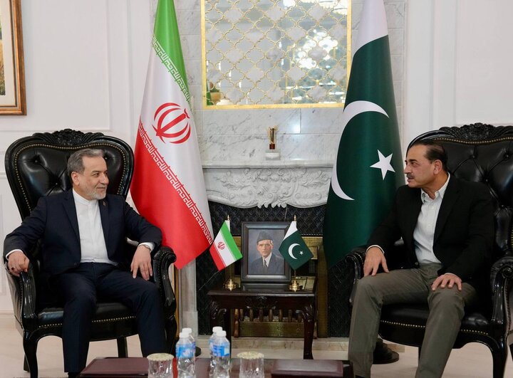 رایزنی عراقچی با فرمانده ارتش پاکستان